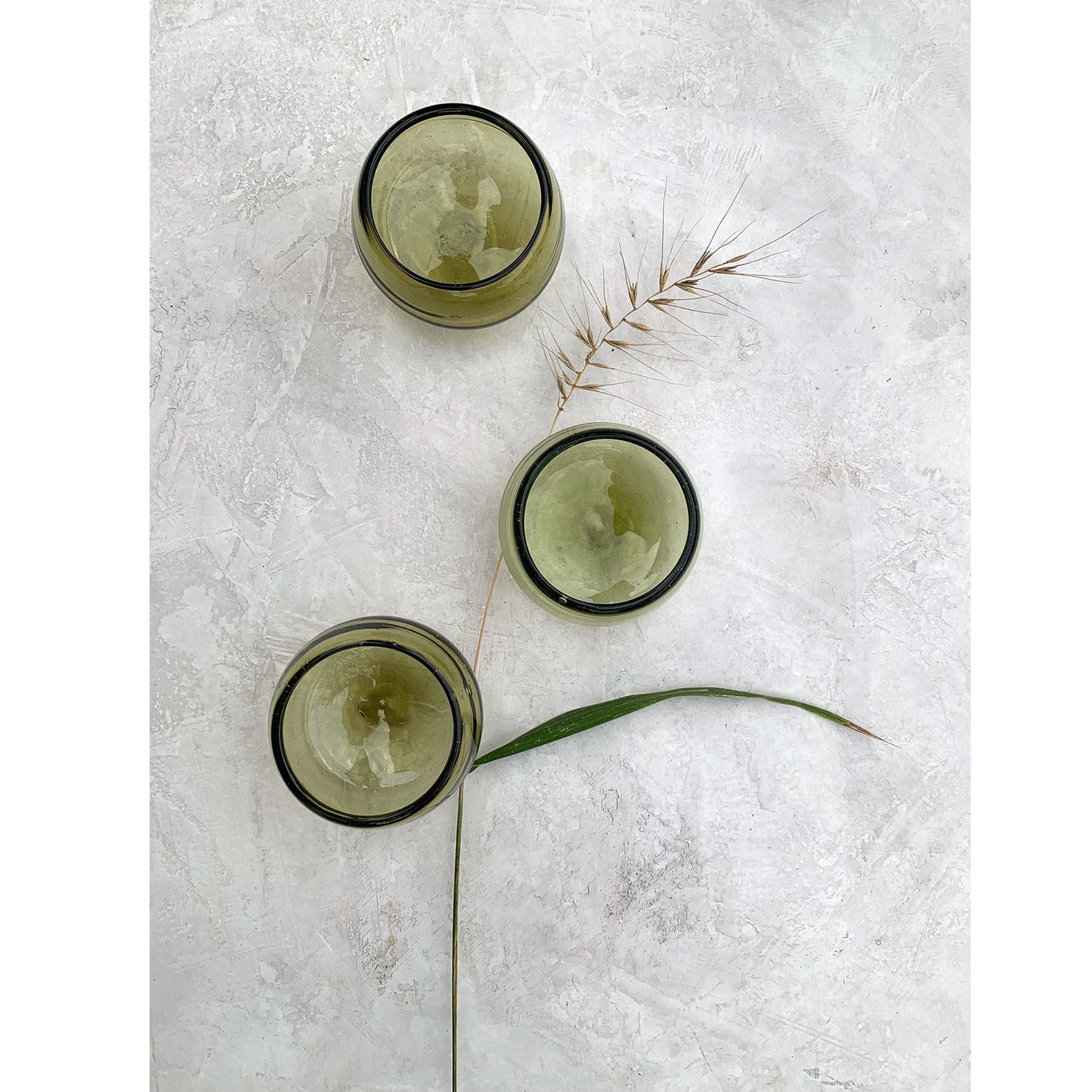 Copitas mexicanas de vidrio reciclado soplado a mano para mezcal o tequila | Vasos de chupito de boca ancha hechos a mano en verde oliva