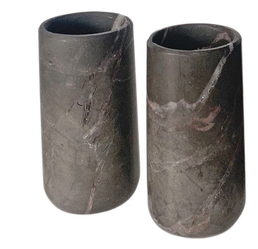 Vasos de chupito de tequila tallados a mano en mármol con base de madera - Hecho en México (disponible en gris o beige)