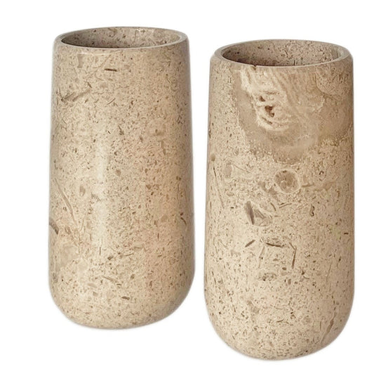 Vasos de chupito de tequila tallados a mano en mármol con base de madera - Hecho en México (disponible en gris o beige)
