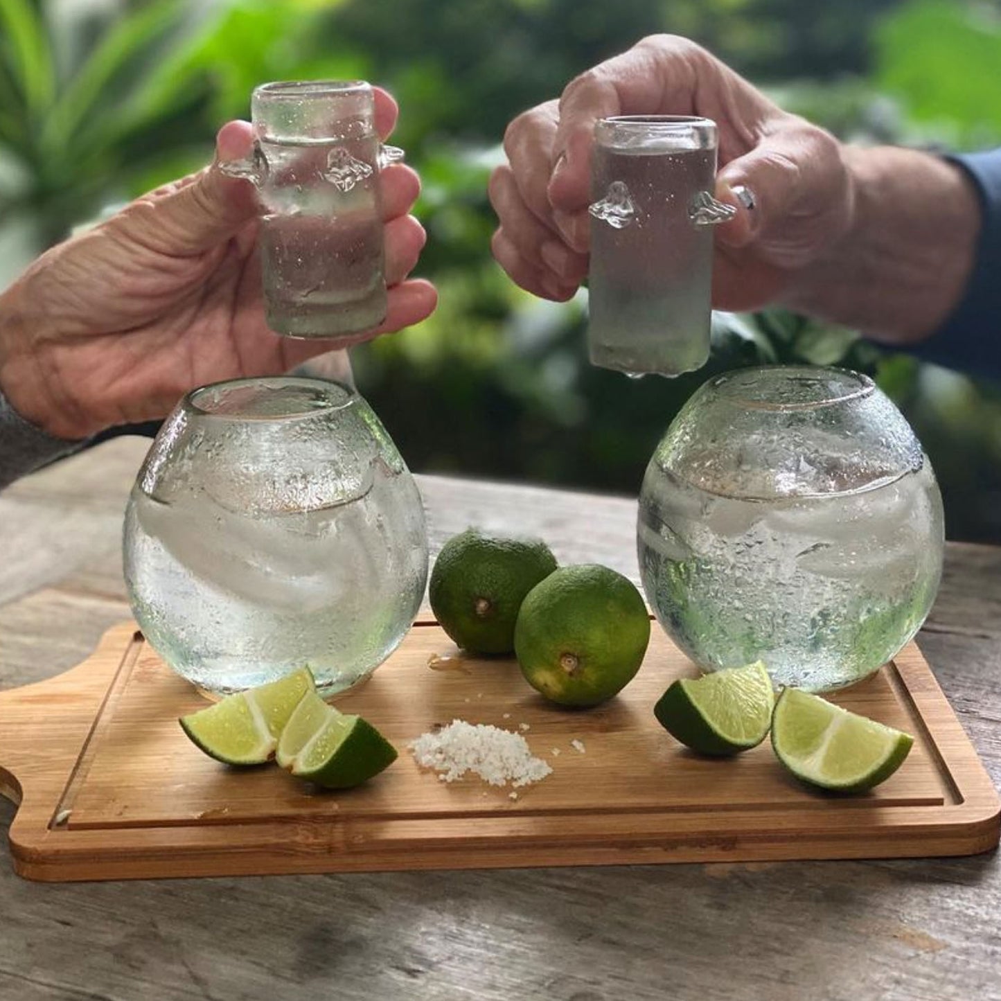 Vaso de chupito de tequila soplado a mano y enfriador | Kit Vaso Tequilero - Hecho a mano en Guatemala con vidrio reciclado *Este listado es para un kit*